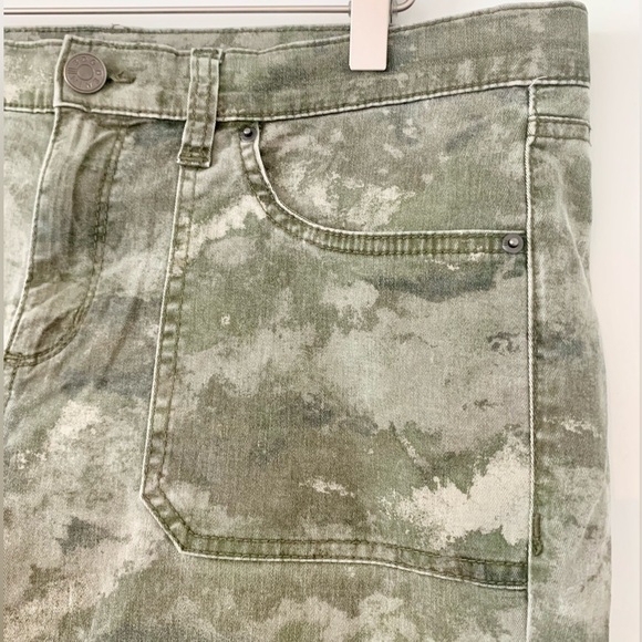 MOVING SALE | Urban Outfitters BDG Women’s Moto-Style Camo Pants, Size 32 - Picture 5 of 9
